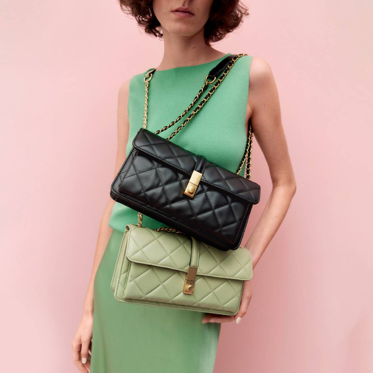 Žena v zeleném outfitu s prošívanými taškami 